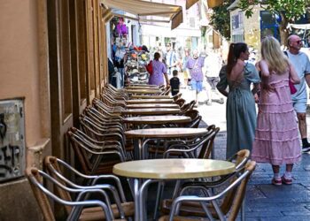 Terraza montada en Cádiz a la espera de clientes / FOTO: Eulogio García