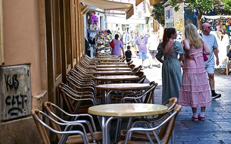 Terraza montada en Cádiz a la espera de clientes / FOTO: Eulogio García