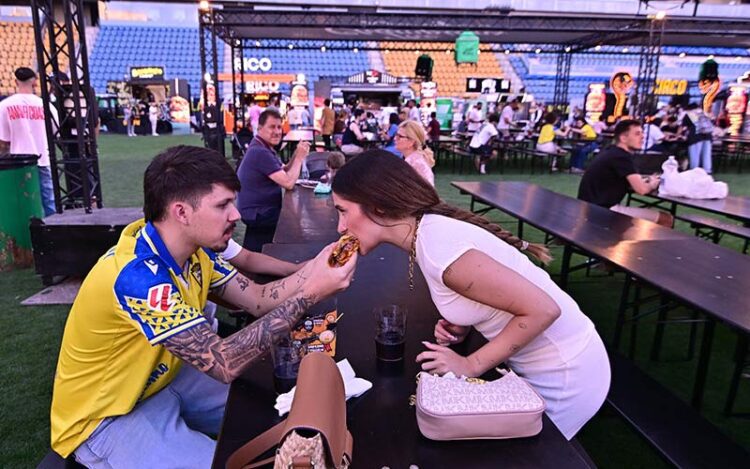 Una hamburguesa compartida sabe mejor / FOTO: Eulogio García