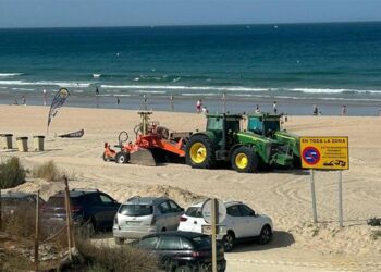 Máquinas aparcadas durante el día en la propia playa / FOTO: Ayto.