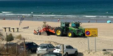 Máquinas aparcadas durante el día en la propia playa / FOTO: Ayto.