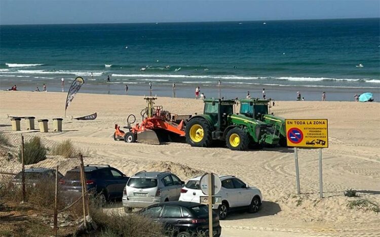 Máquinas aparcadas durante el día en la propia playa / FOTO: Ayto.