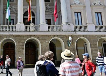 Turistas admirando la fachada del Ayuntamiento / FOTO: Eulogio García