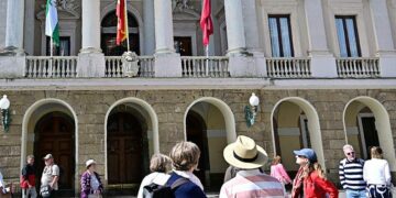 Turistas admirando la fachada del Ayuntamiento / FOTO: Eulogio García