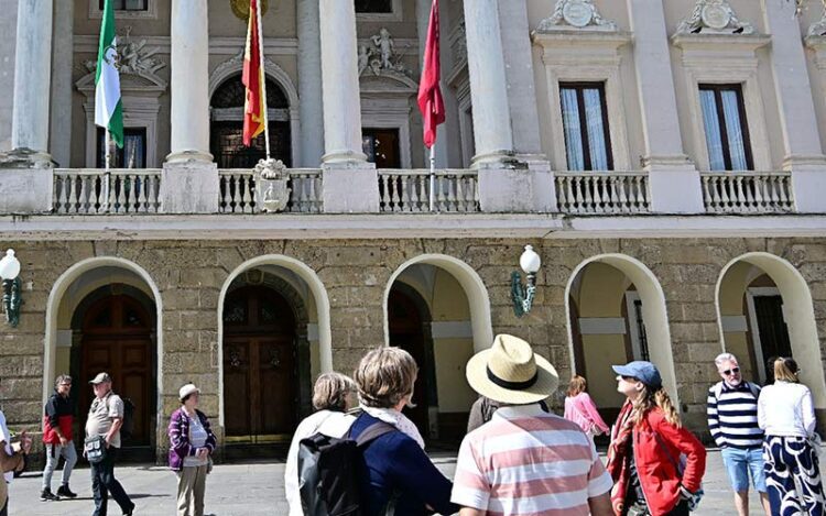 Turistas admirando la fachada del Ayuntamiento / FOTO: Eulogio García