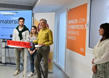 Un momento de la entrega de despachos / FOTO: Eulogio García