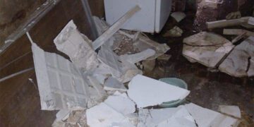 Caída de un falso techo en la vivienda, en una de las fotos distribuidas por la Apdha