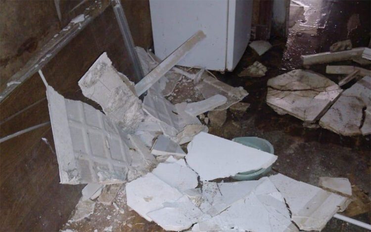Caída de un falso techo en la vivienda, en una de las fotos distribuidas por la Apdha