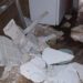 Caída de un falso techo en la vivienda, en una de las fotos distribuidas por la Apdha