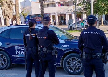 Agentes vigilantes en una barriada jerezana / FOTO: Policía Nacional