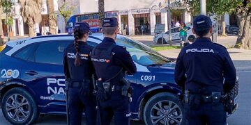 Agentes vigilantes en una barriada jerezana / FOTO: Policía Nacional
