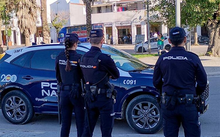 Agentes vigilantes en una barriada jerezana / FOTO: Policía Nacional