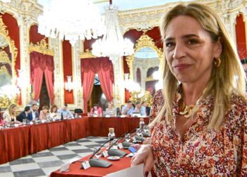 La presidenta entrando al salón Regio para presidir el pleno / FOTO: Eulogio García