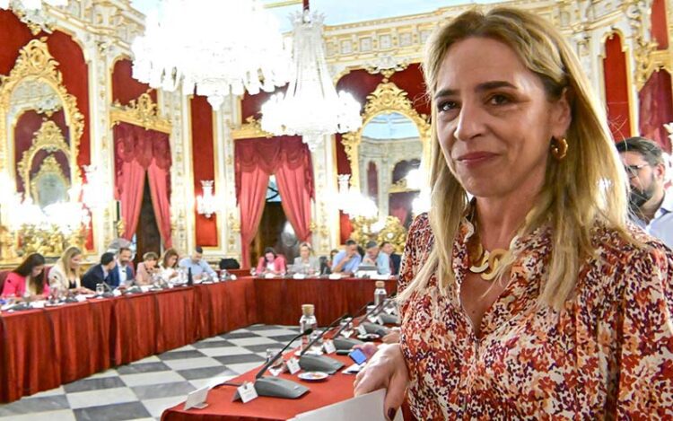 La presidenta entrando al salón Regio para presidir el pleno / FOTO: Eulogio García