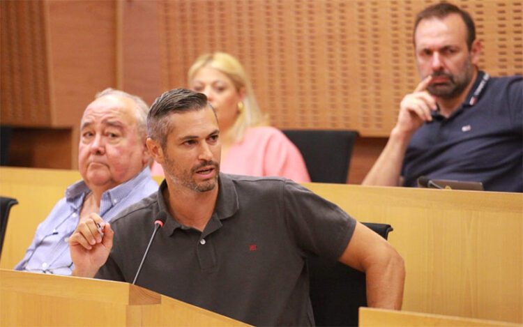 El portavoz socialista interviniendo en el pleno / FOTO: PSOE