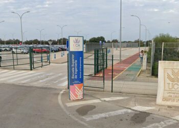 Entrada al aparcamiento de la ESI