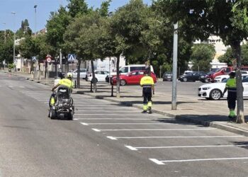 Repintando el aparcamiento para estrechar la calle / FOTO: Ayto.