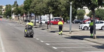 Repintando el aparcamiento para estrechar la calle / FOTO: Ayto.