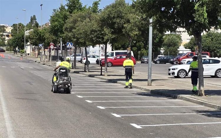 Repintando el aparcamiento para estrechar la calle / FOTO: Ayto.