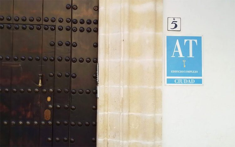 Edificio en el centro de Jerez tomado por apartamentos turísticos / FOTO: DBC