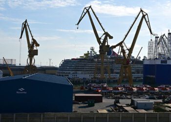 Crucero en reparación en los diques de Cádiz / FOTO: Eulogio García