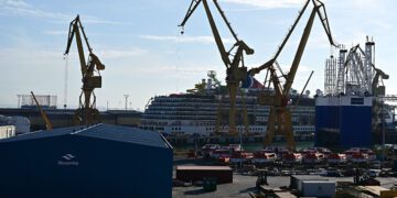 Crucero en reparación en los diques de Cádiz / FOTO: Eulogio García