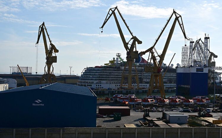 Crucero en reparación en los diques de Cádiz / FOTO: Eulogio García