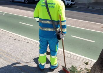 Foto compartida por CSIF de un operario con uniformidad de invierno en julio