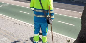 Foto compartida por CSIF de un operario con uniformidad de invierno en julio