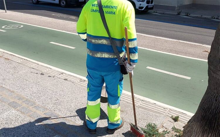 Foto compartida por CSIF de un operario con uniformidad de invierno en julio