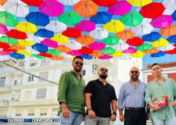 Alcalde y concejales posando bajo los paraguas / FOTO: Ayto.