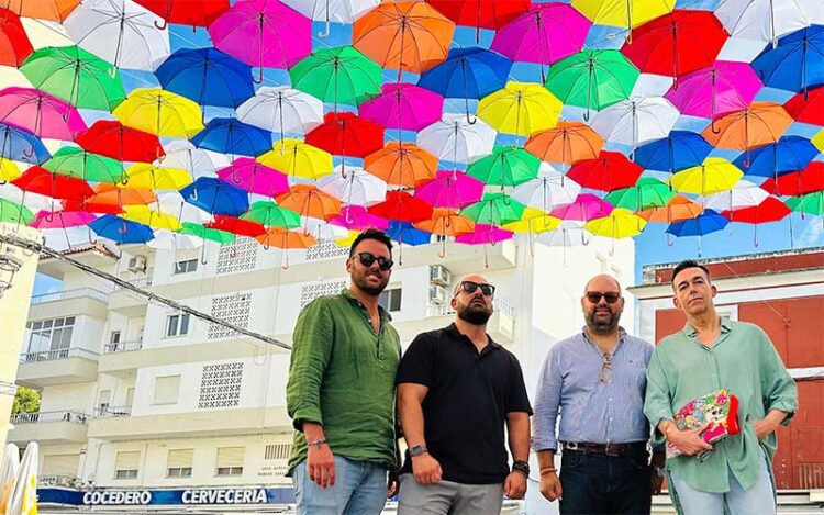 Alcalde y concejales posando bajo los paraguas / FOTO: Ayto.