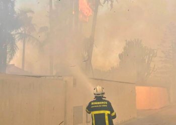 Bombero en plena actuación / FOTO: CBPC