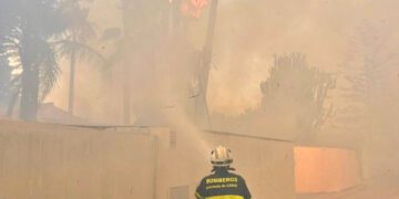 Bombero en plena actuación / FOTO: CBPC
