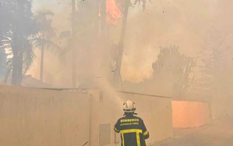 Bombero en plena actuación / FOTO: CBPC
