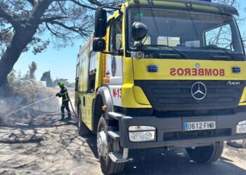 Actuando en un fuego en Conil / FOTO: CBPC