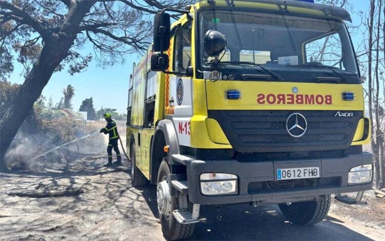 Actuando en un fuego en Conil / FOTO: CBPC