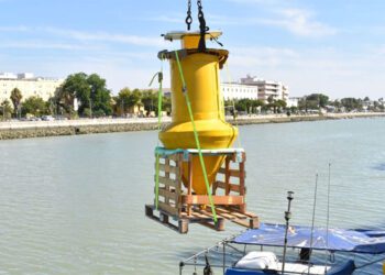 Embarque de la primera boya en el río Guadalete / FOTO: Mancomunidad