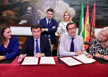 Escenificando la firma del convenio / FOTO: Eulogio García