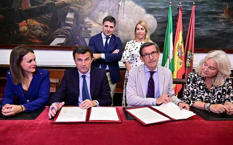 Escenificando la firma del convenio / FOTO: Eulogio García