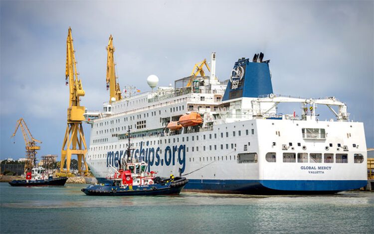 La normalidad parece volver a Navantia Cádiz con la entrada del Global Mercy / FOTO: Eulogio García