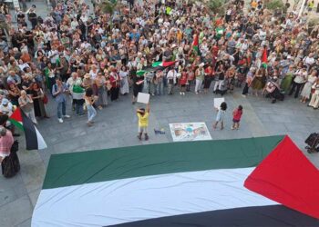La cacerolada desde el balcón del Ayuntamiento / FOTO: Apdha