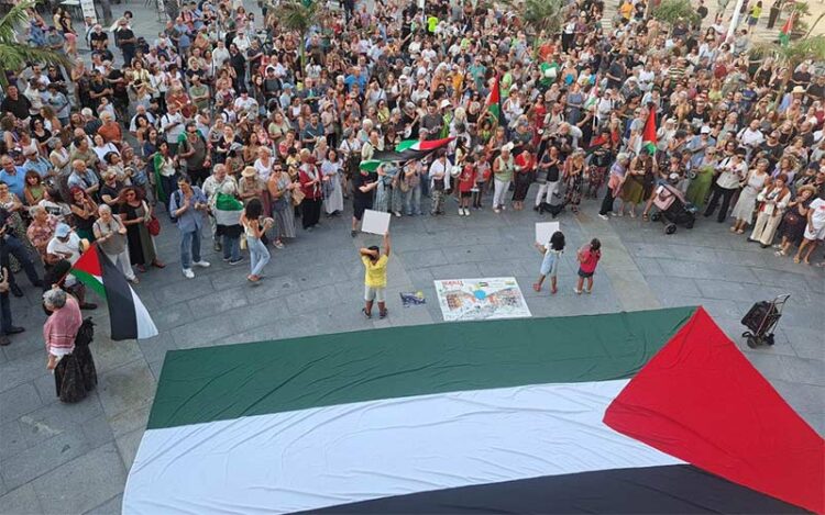 La cacerolada desde el balcón del Ayuntamiento / FOTO: Apdha