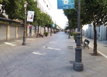 La céntrica calle Larga en una tarde de calor / FOTO: DBC