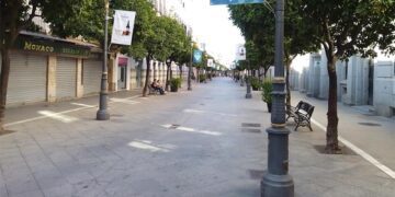 La céntrica calle Larga en una tarde de calor / FOTO: DBC