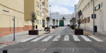 El tramo de calle cerrado al tráfico todavía / FOTO: Eulogio García