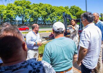 La alcaldesa comenta la obra con vecinos / FOTO: Ayto.