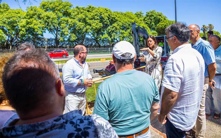 La alcaldesa comenta la obra con vecinos / FOTO: Ayto.