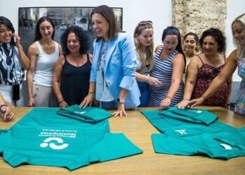 La alcaldesa con miembros del comité días antes de entrar en vigor la municipalización / FOTO: Ayto.