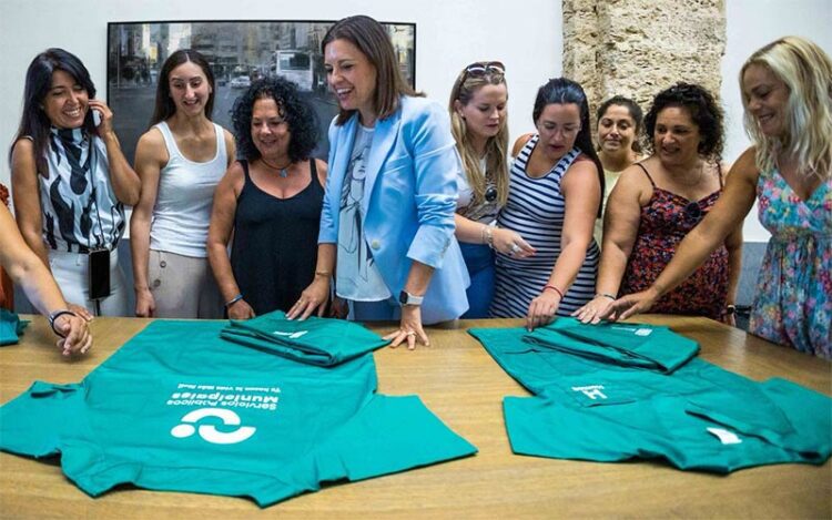 La alcaldesa con miembros del comité días antes de entrar en vigor la municipalización / FOTO: Ayto.